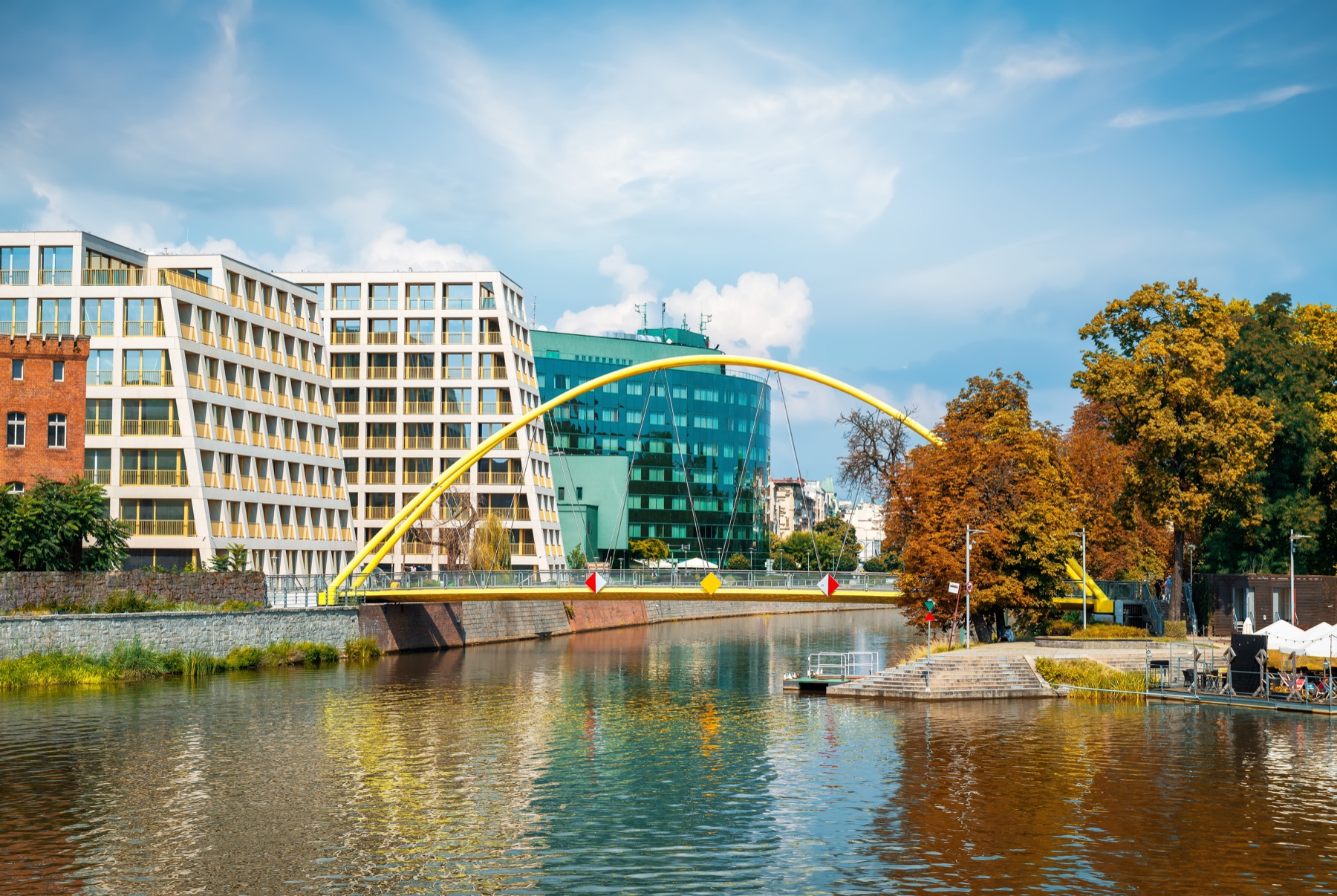 Moderne architectuur en een gele brug over de Oder in Wrocław